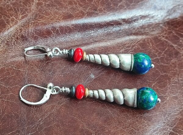 Unikat Ohrschmuck Ohrring Silber 925 gedreht Tropfen Koralle Azurit Malachit