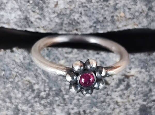 Unikat Ring Blüte Knospe Silber 925 geschwärzt Rubin Cabochon 55