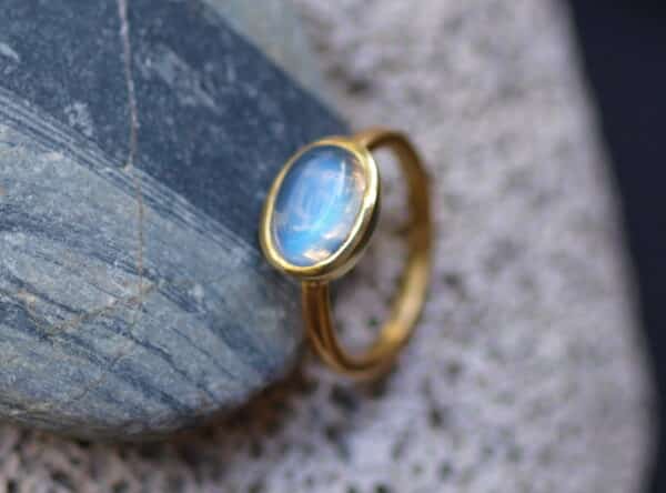 Unikat Ring schlicht runde Schiene Gold 750 Ceylon Mondstein Bestellung