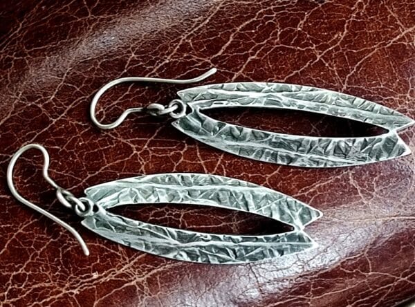 Unikat Ohrschmuck Ohrring Silber 925 strukturiert freie Form geschmiedet