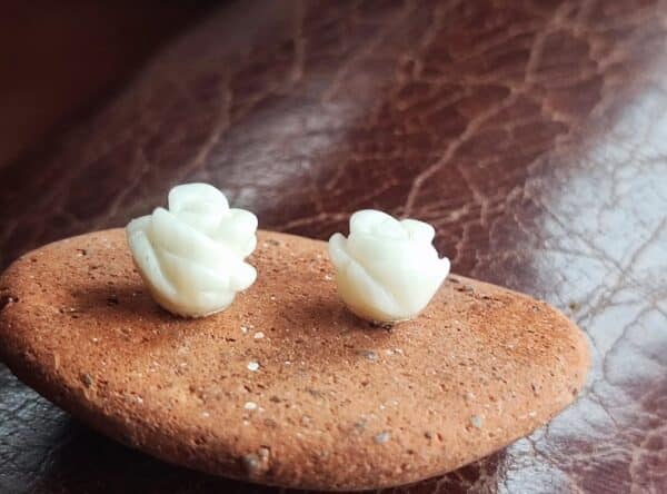 Unikat Ohrstecker Silber 925 Koralle weisse Rose handcut handmade 8,5 mm