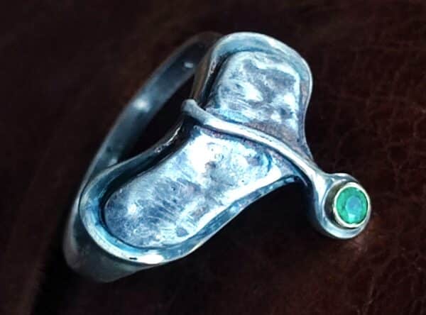 Unikat Ring Silber 925 Gold 750 Smaragd organische Form geschwärzt geschmiedet Emerald Ringgröße 54