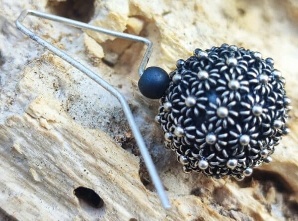Unikat Ohrschmuck Ohrring Silber 925 granuliert Hämatit Kugel mit Blümchen belötet