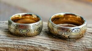 Mokume-Gane-Trauringe auf Goldschmiedewerkzeug im Atelier